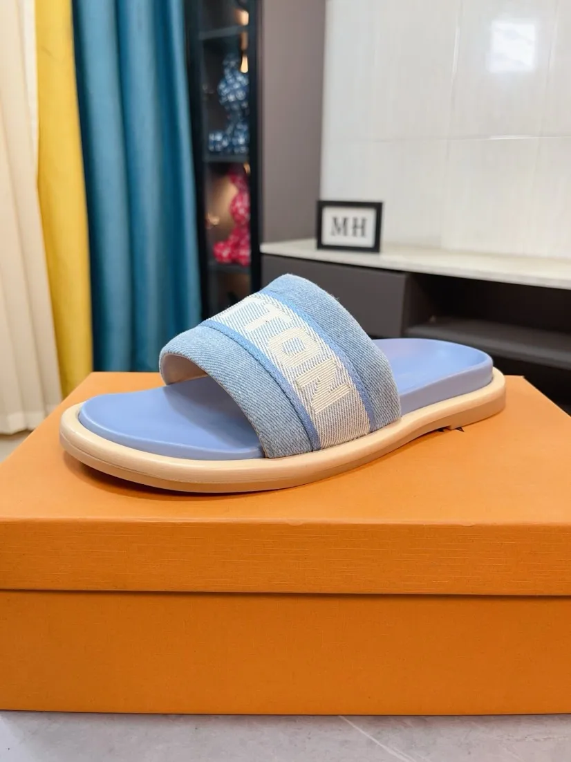 Ex-factory price 360🌹🌹 (lv-Louis Vuitton) New men's slippers, high-end boutique, exquisite embossed logo decoration on the upper, fine workmanship, super soft soles, casual, loose and comfortable, a must-have in summer! \nsize：38-44